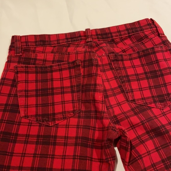 Women's Mudd Red checkered pants. It has a great stretch to it. Size: L - Picture 4 of 9
